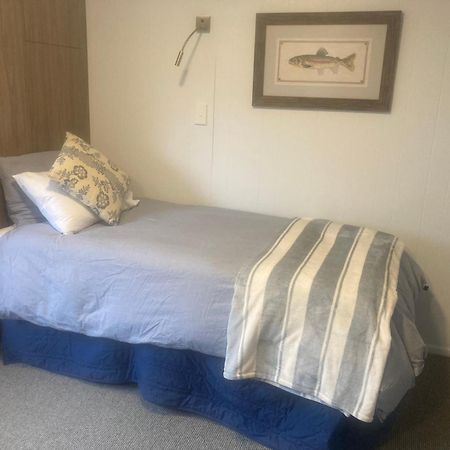Anglers Adventure Paradise Cabin Bnb Wifi Parking ตูรางี ภายนอก รูปภาพ